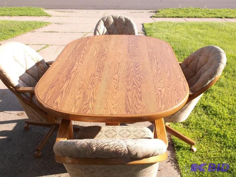 Nice solid oak dinning room table w...