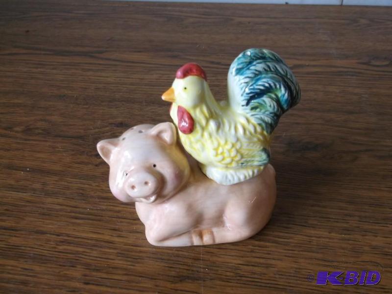Chicken an Pig salt an pepper set a...
