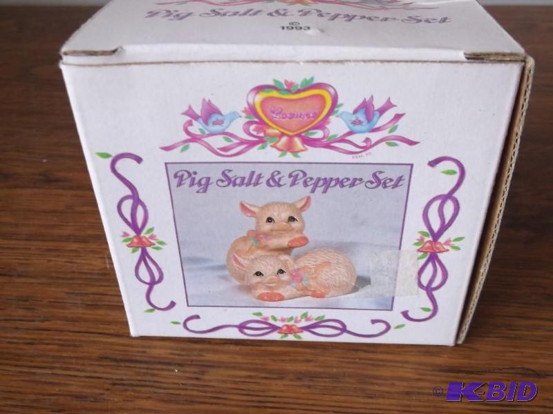 Cute Pig salt an pepper new in box....