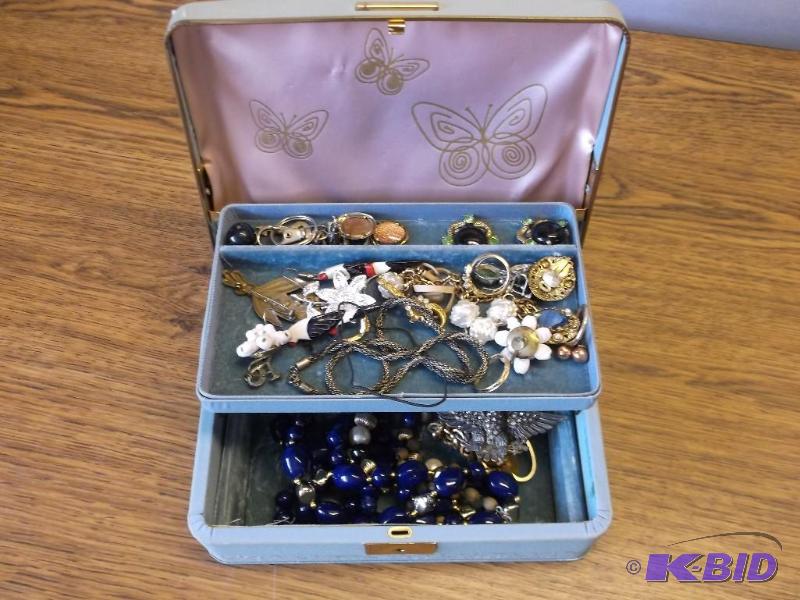 Vintage Jewelry box load with Rings...