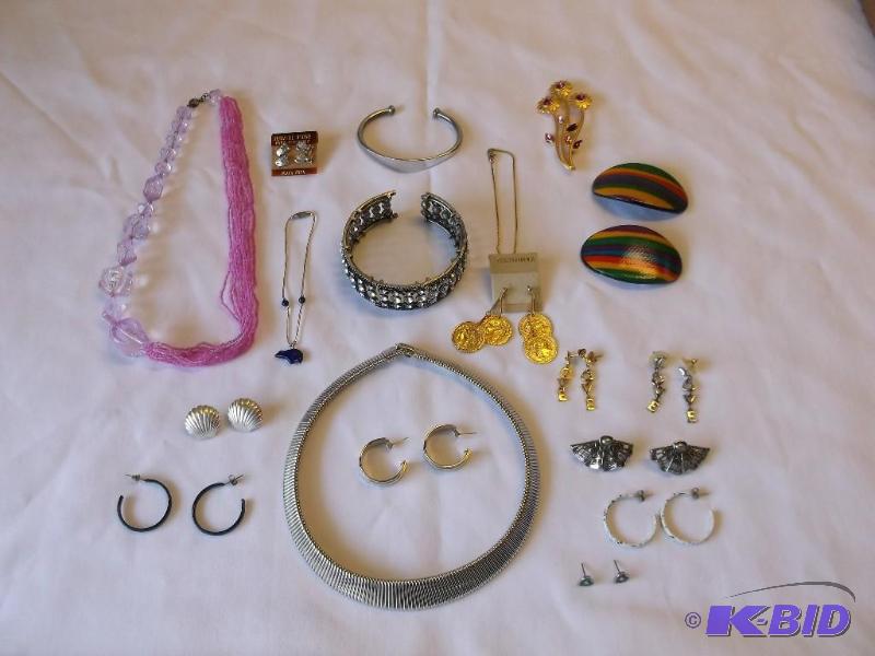 Nice lot of Jewelry Necklaces,Earri...