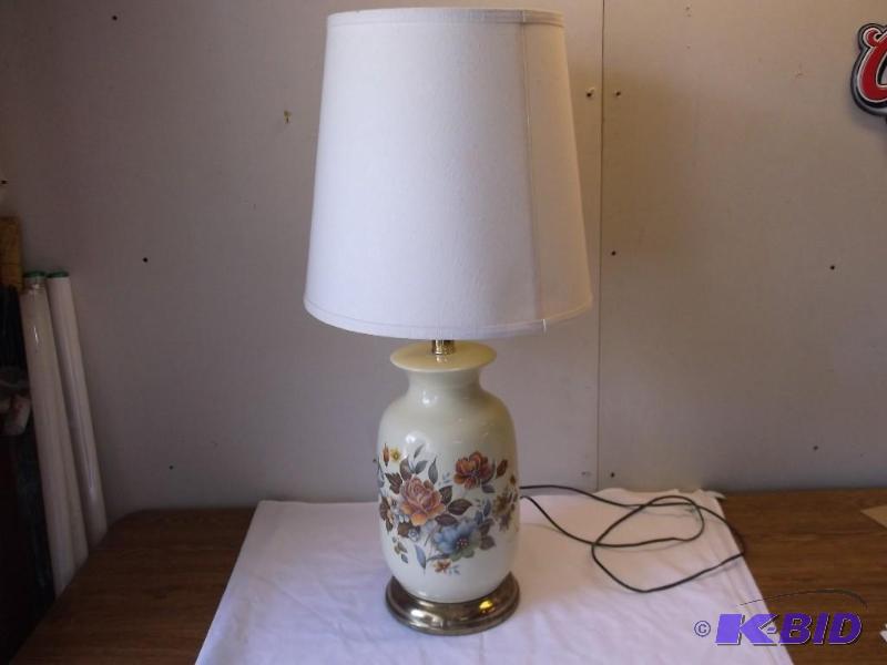 Beautiful large flowered lamp measu...