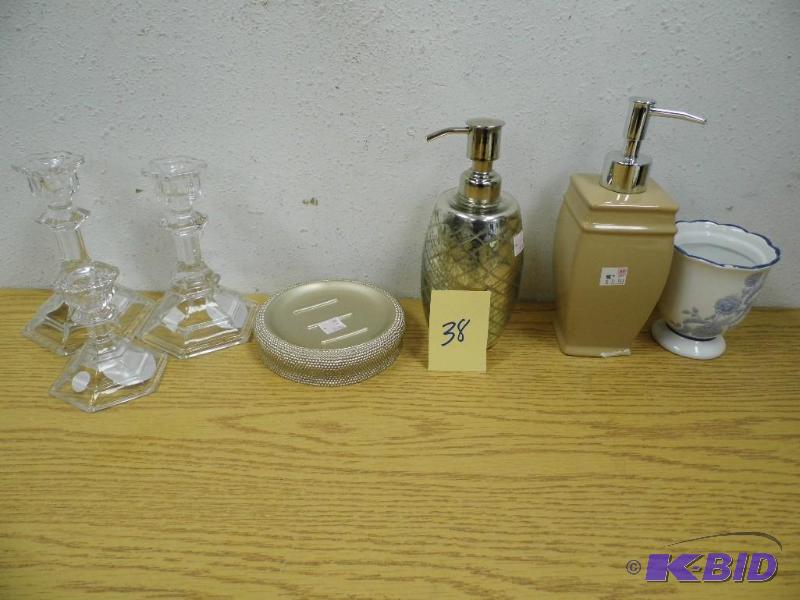 lot 38 image: Misc Bathroom Accessories