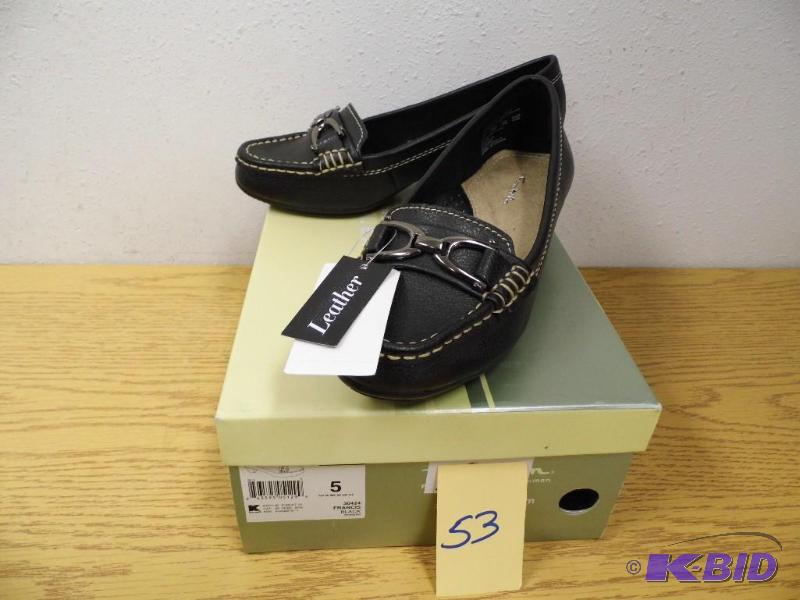 lot 53 image: Thom McAn Shoes