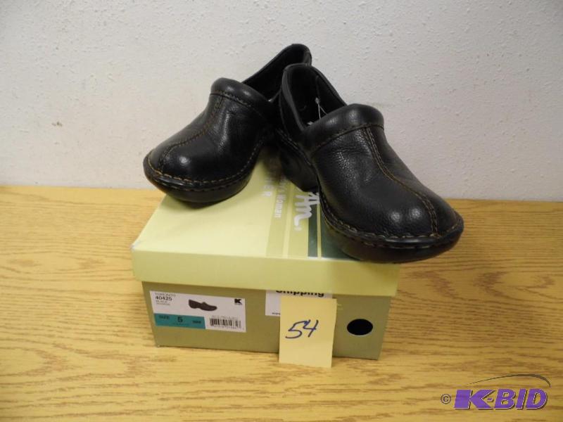 lot 54 image: Thom McAn Shoes