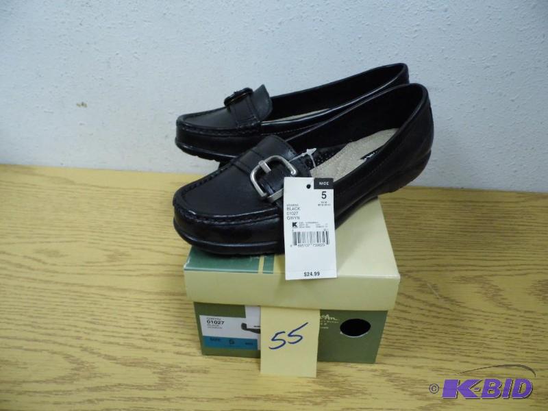 lot 55 image: Thom McAn Shoes