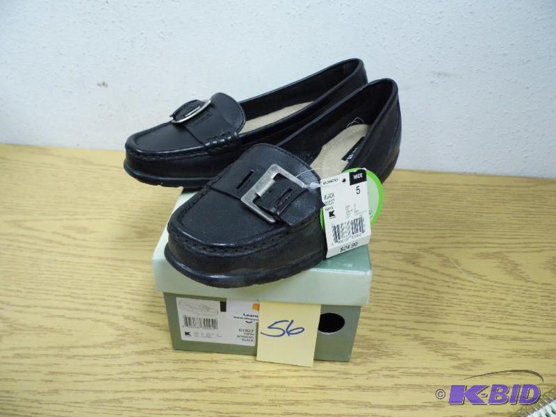 lot 56 image: Thom McAn Shoes