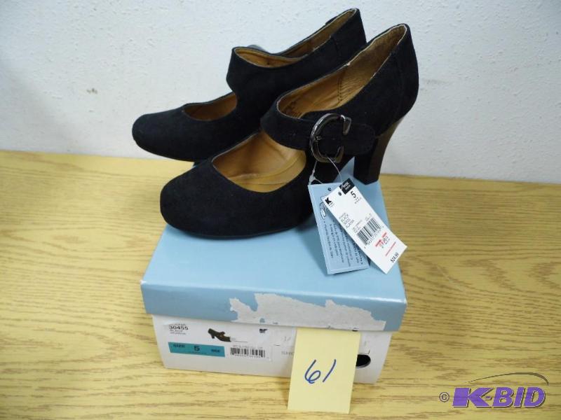 lot 61 image: Jaclyn Smith Shoes
