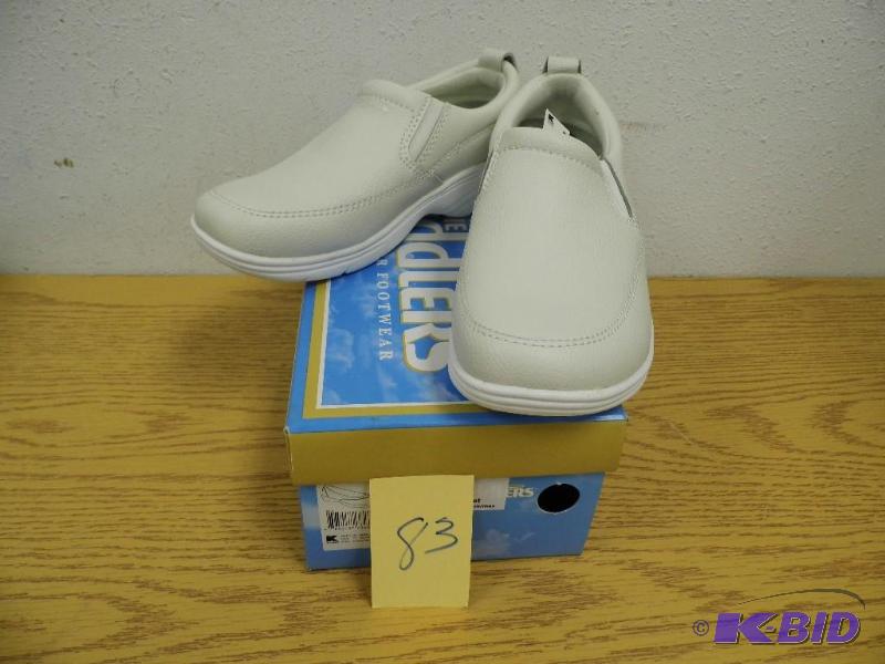 lot 83 image: Cobbie Cuddlers Shoes