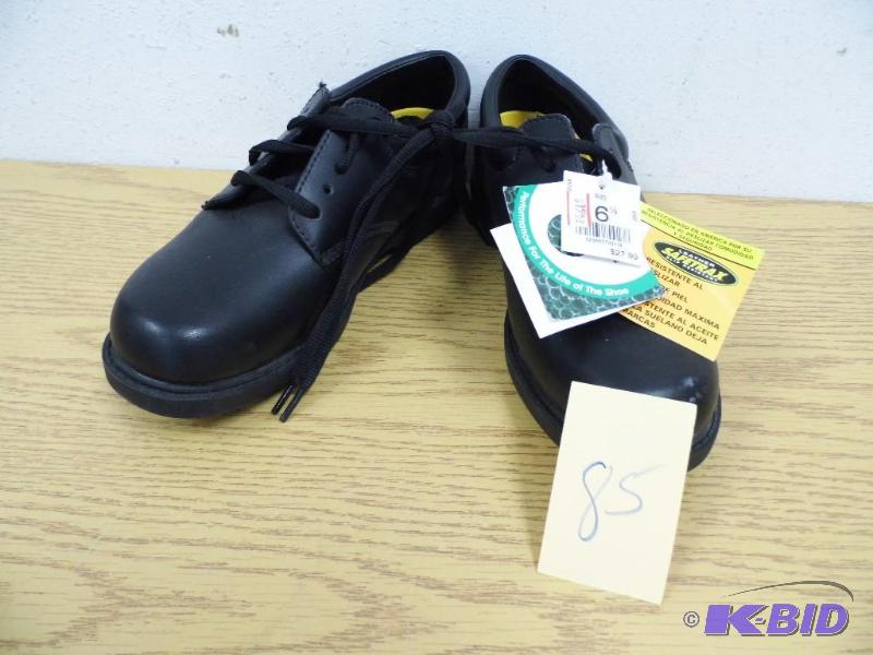 lot 85 image: SafeTrax Slip Resistant Shoes