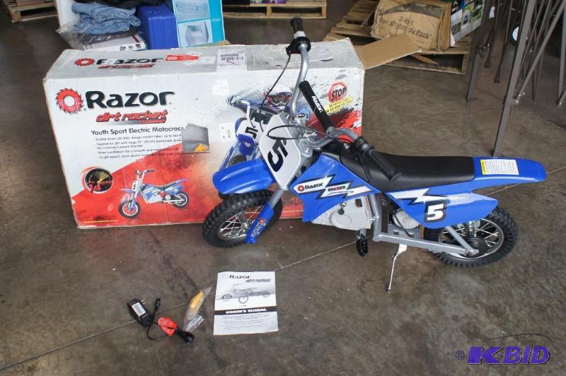 lot 1 image: New in Box Razor Rocket &quotYouth...