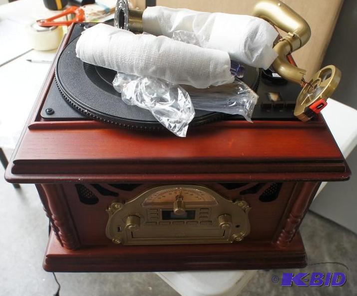 lot 22 image: Pyle Vintage Victrola Player  Radi...