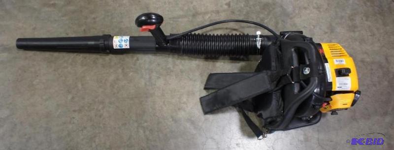 lot 31 image: Poulan Pro 30cc Gas Backpack Blower...