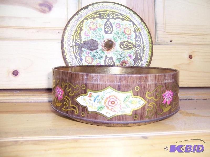 tin containor with lid...
