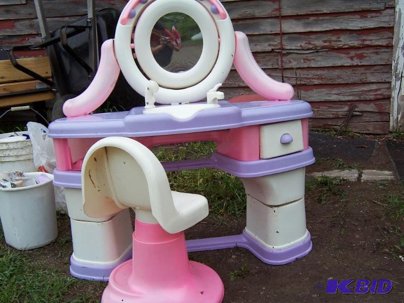kids plastic play vanity with chair...