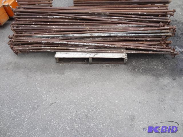 lot 13 image: Pallet of scaffolding cross bars. 9...
