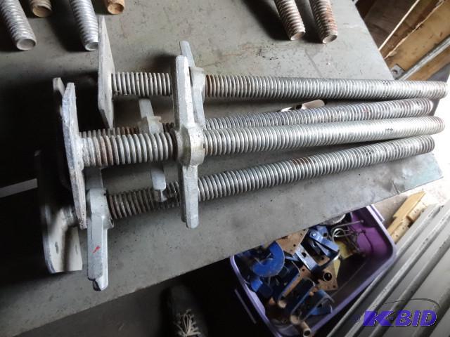lot 30 image: 4 leg levelers...