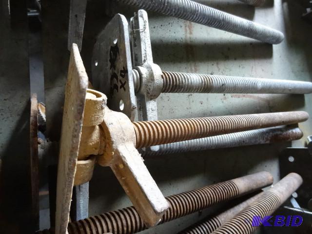 lot 33 image: 4 leg levelers...