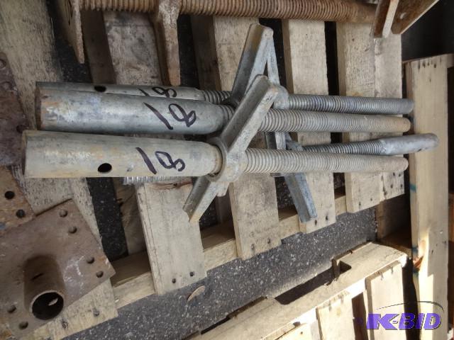 lot 81 image: 4 scaffolding leg levelers....