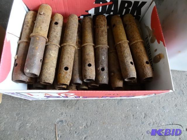 lot 92 image: 32 scaffolding connectors....