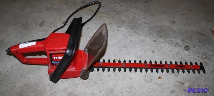 lot 107 image: Toro 17" cordless hedge trimme...