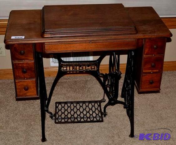 lot 11 image: Antique Singer treadle sewing machi...
