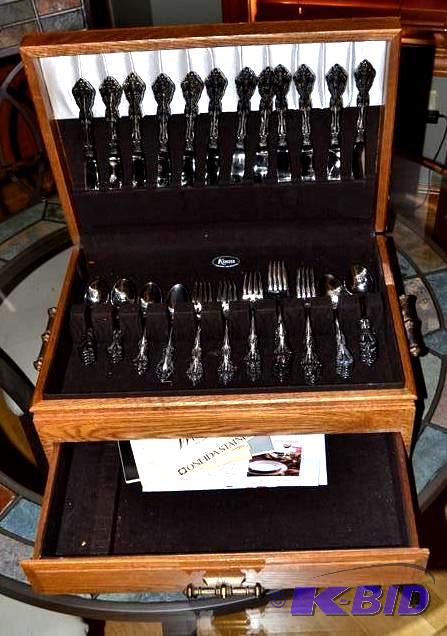 lot 12 image: Elegant Oneida silverware place set...