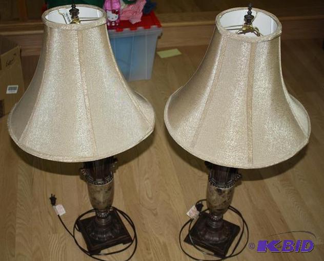 lot 123 image: Two matching table lamps 20" t...