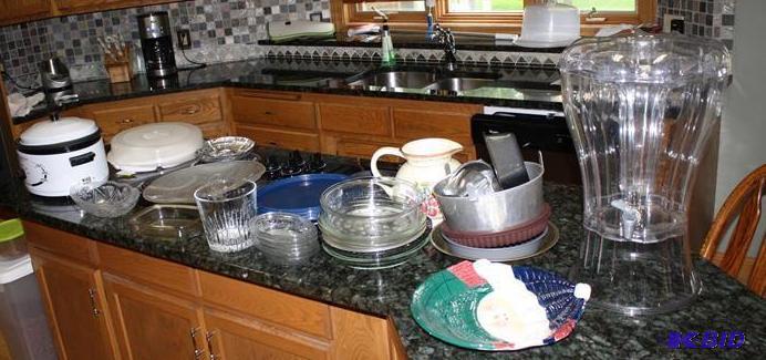 lot 152 image: Large lot of kitchen items. One gla...