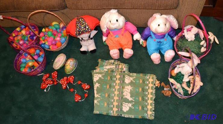lot 168 image: Easter decore, baskets, bunnies, a ...