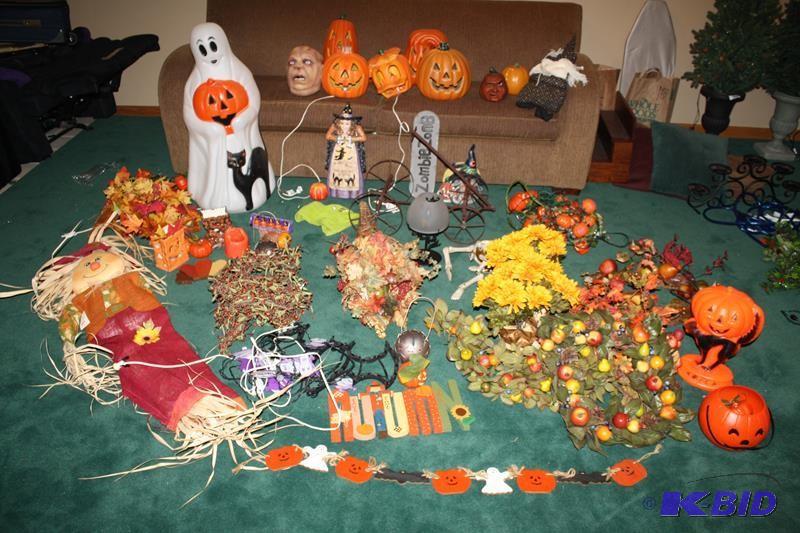 lot 169 image: Huge lot of Halloween decor  t...