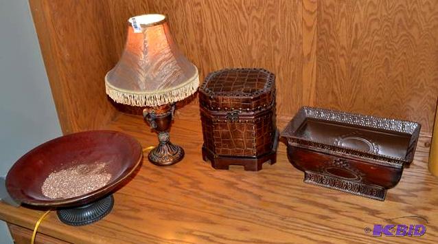 lot 182 image: One lamp 16" tall in working c...