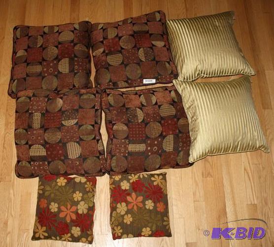 lot 27 image: Beautiful group of designer pillows...