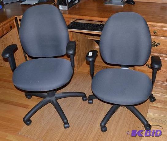 lot 30 image: Two office chairs. Both chairs have...