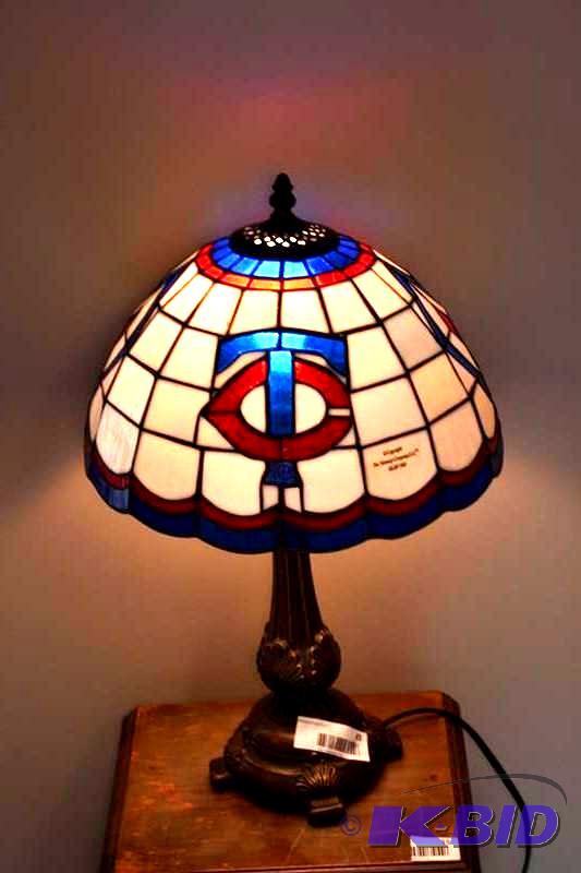 lot 43 image: Minnesota Twins stainglass lamp 20&...