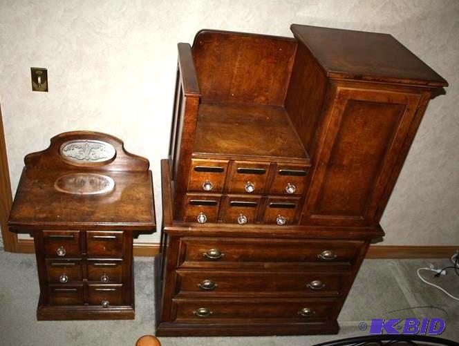 lot 44 image: Wood dresser and matching table wit...