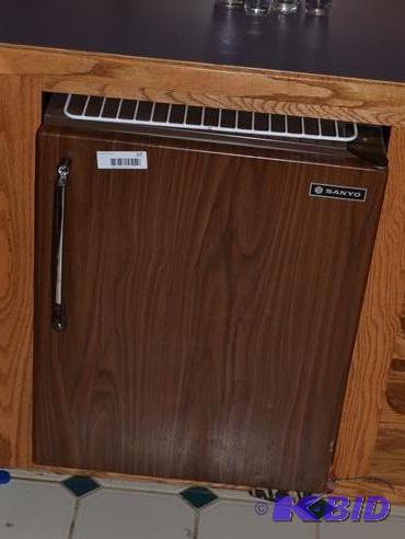 lot 57 image: Sanyo refridgerator - dorm or offic...