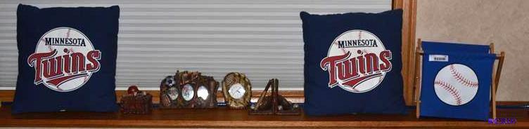 lot 58 image: MINNESOTA TWINS pillows and other b...