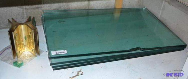 lot 76 image: 4 Pieces of thick glass pieces some...