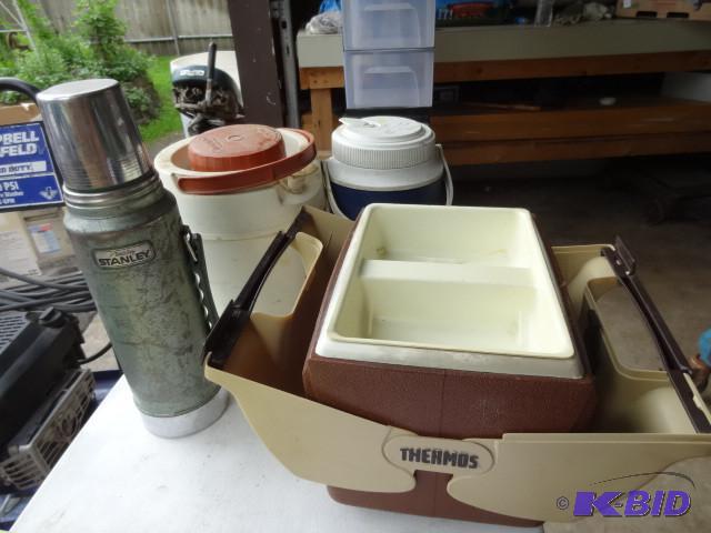 lot 107 image: Thermos. 2 water jugs. Thermos lunc...