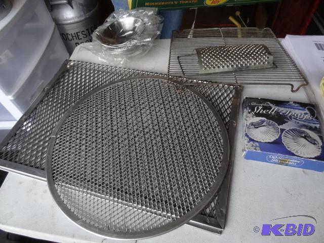 lot 139 image: Smoke house grate. Pizza screen. Co...