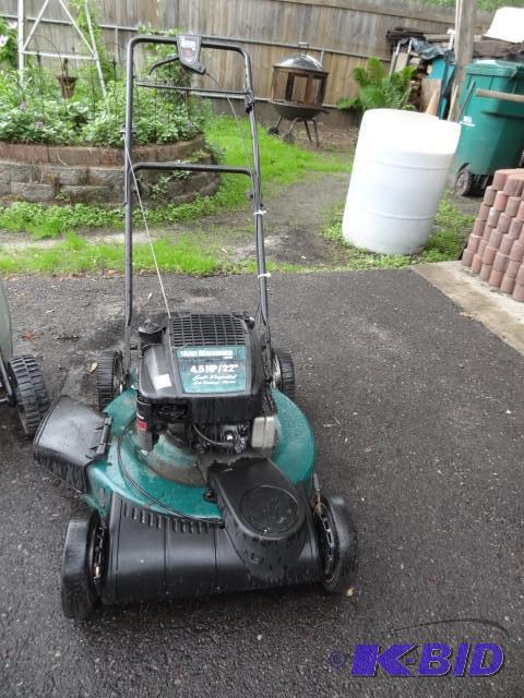 lot 14 image: Yard machine 4.5 hp 22" push m...