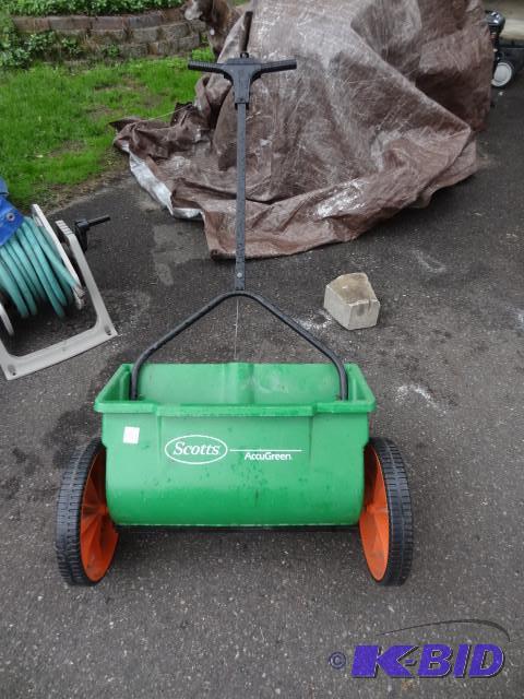 lot 17 image: Scotts accu green drop spreader....