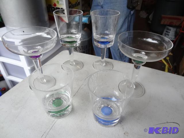 lot 172 image: Plastic martini glasses. Qty 5. 6 t...