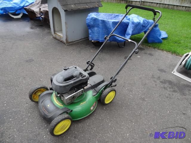 lot 18 image: John Deere JS 60 22" push mowe...