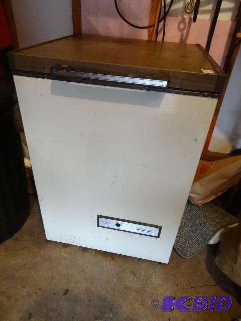 lot 180 image: Montgomery Ward compact freezer. LI...