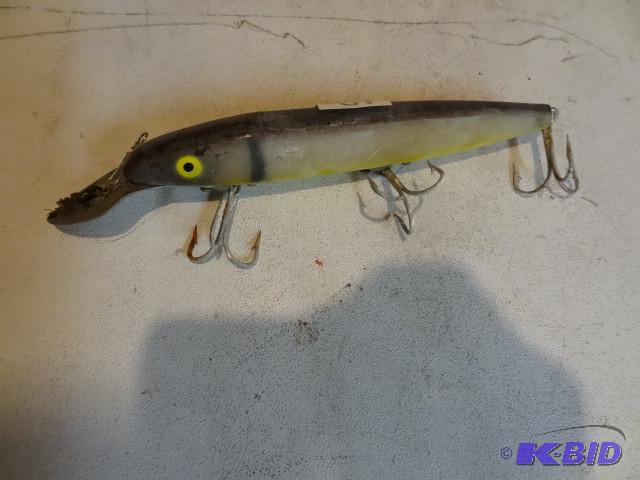lot 185 image: Musky lure...