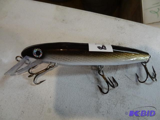 lot 198 image: Musky lure...