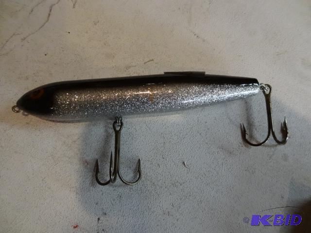 lot 200 image: Musky lure...