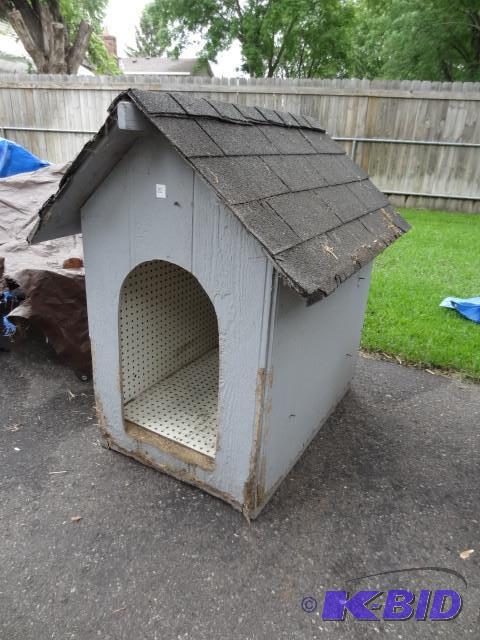 lot 22 image: Wood dog house. 42 x 34 x 44...